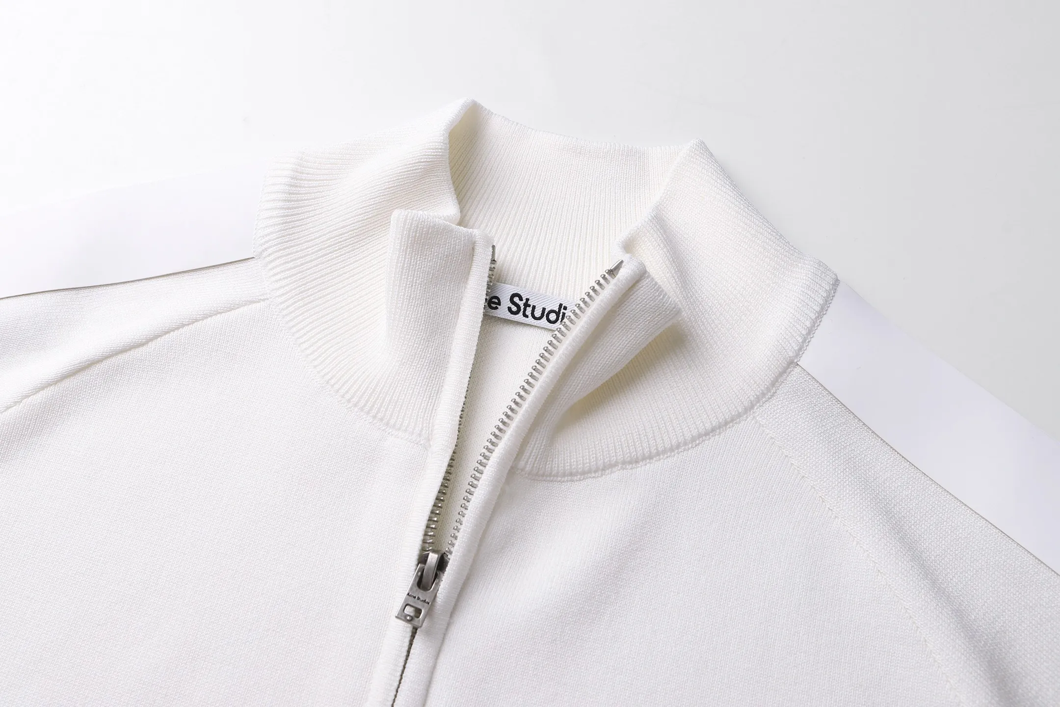 Acne Studios 26SS back silicone embossed leather knitted cardigan ●Purchased and developed by Authentic 5500 ●Viscose nylon blended yarn ●Using German imported (SOTO) 14 loom ●Silicone embossing ●Wool fermentation wash ●Customized 1:1 zipper ●Customized 1:1 trademark ●Fit version ●Size: S M L XL ●Style number: 26165/2C#30 ●Hand washing is recommended (this product is made of wool and is not easy to machine wash)